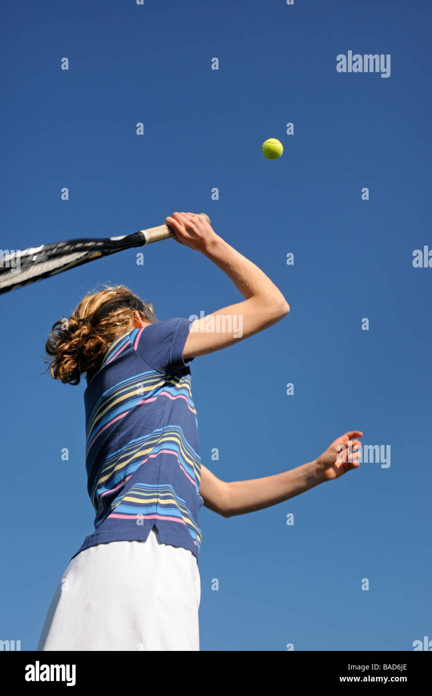 La acción Cerrar Foto de niña jugando tenis Foto de stock