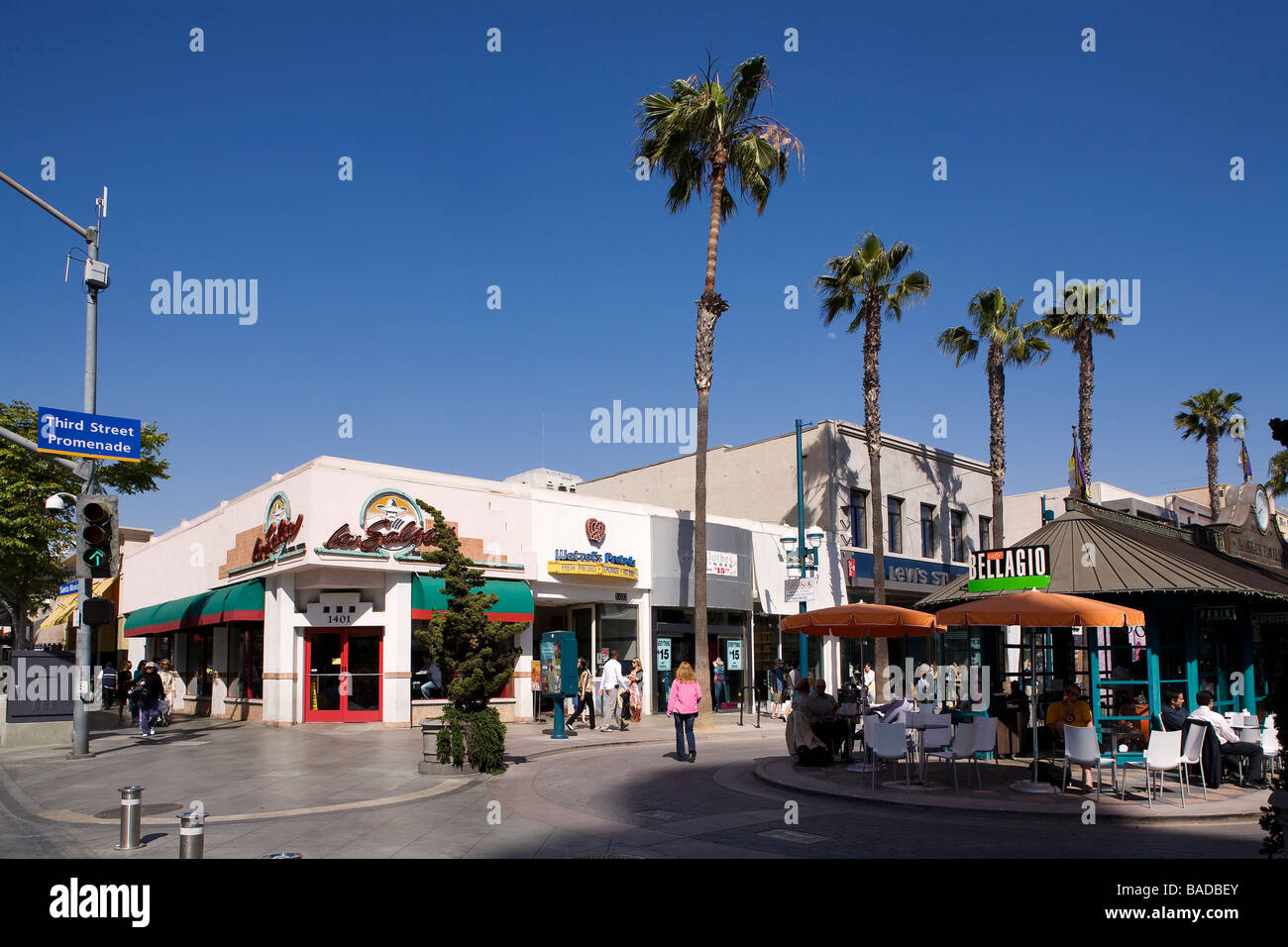 Estados Unidos, California, Los Angeles, Santa Mónica, 3rd Street  Promenade, una calle peatonal, restaurantes, terrazas y tiendas Fotografía  de stock - Alamy