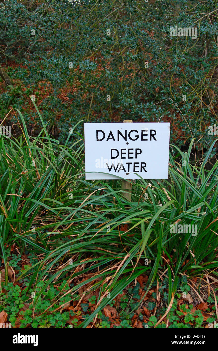'Danger' de aguas profundas de señal de advertencia Foto de stock
