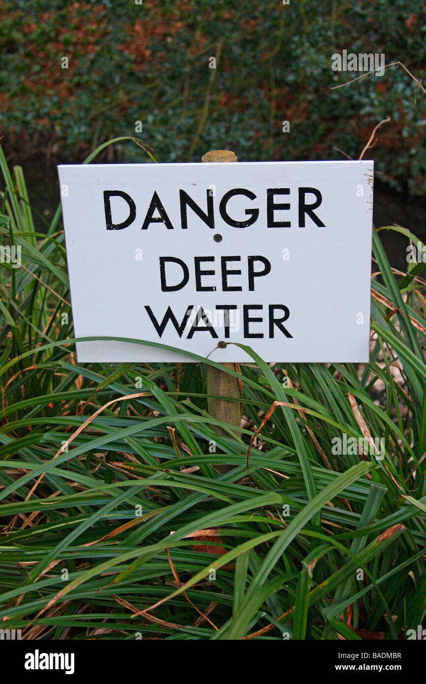 'Danger' de aguas profundas de señal de advertencia Foto de stock