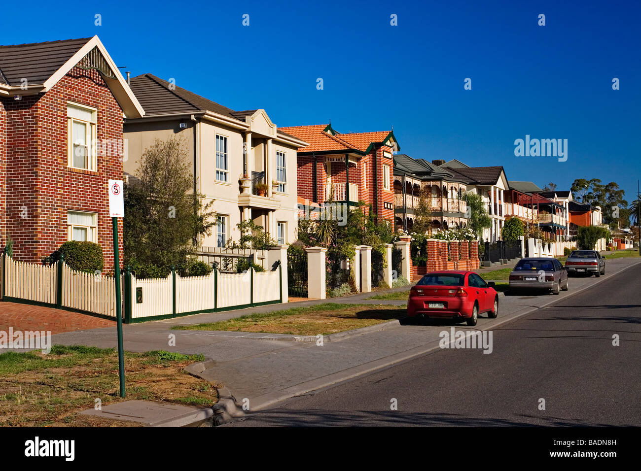 Los hogares residenciales / Australian viviendas en una urbanización.La ubicación es Melbourne, Victoria, Australia. Foto de stock