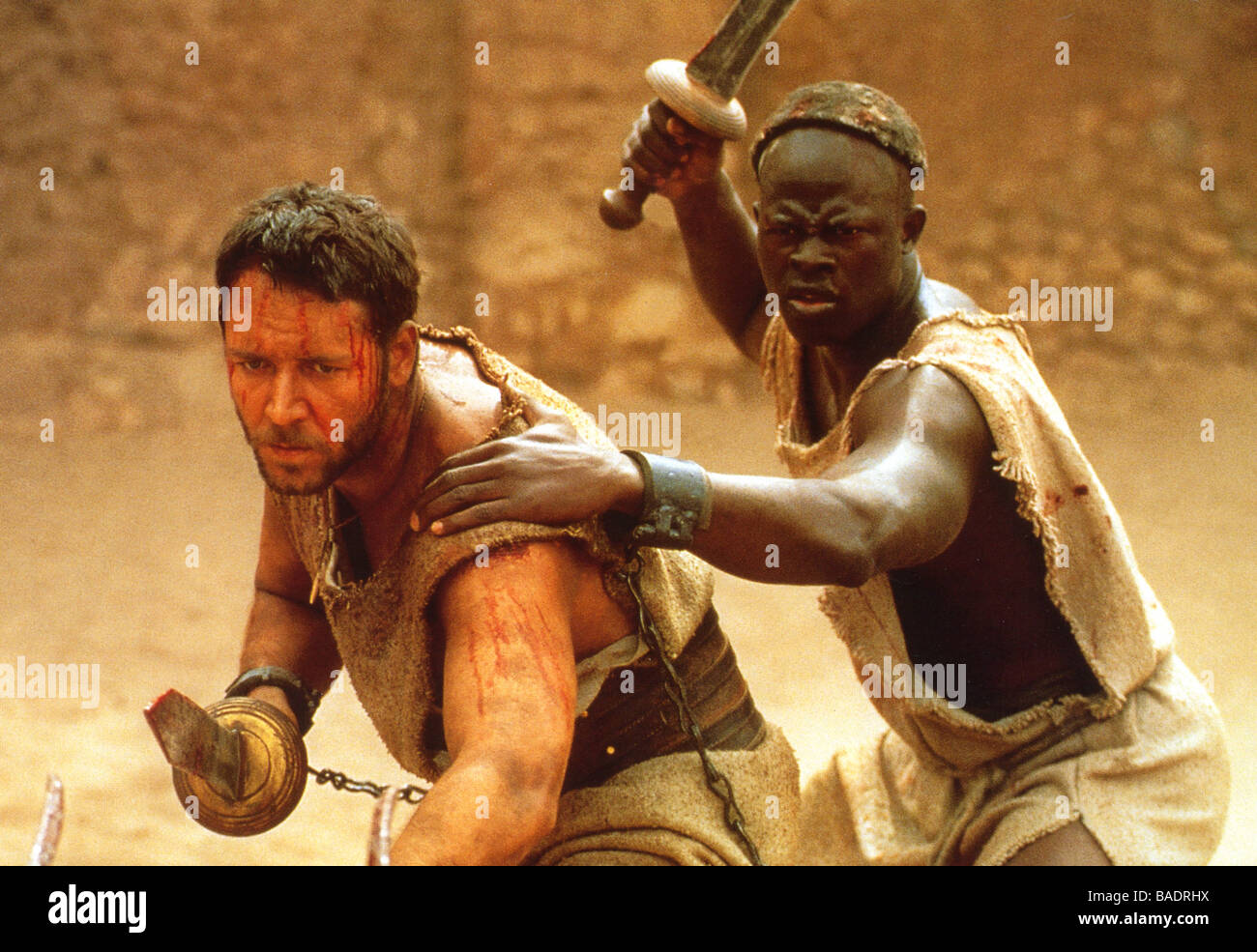 GLADIATOR 2000 película Universal con Russell Crowe y Djimon Hounsou a izquierda Foto de stock