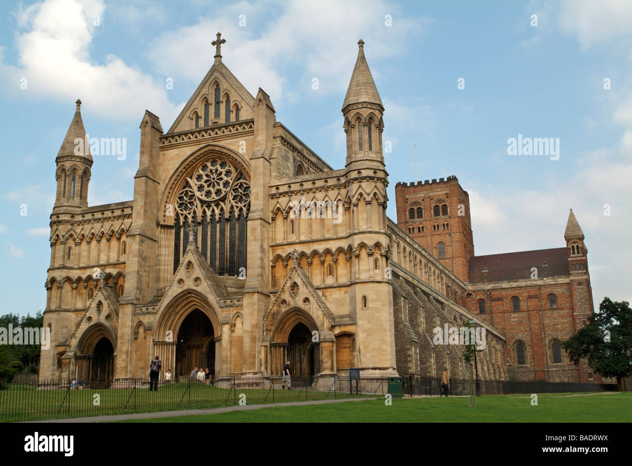 El extremo oeste de la Catedral y la iglesia de la abadía de St Alban, St Albans, Hertfordshire, Inglaterra, Reino Unido. Foto de stock