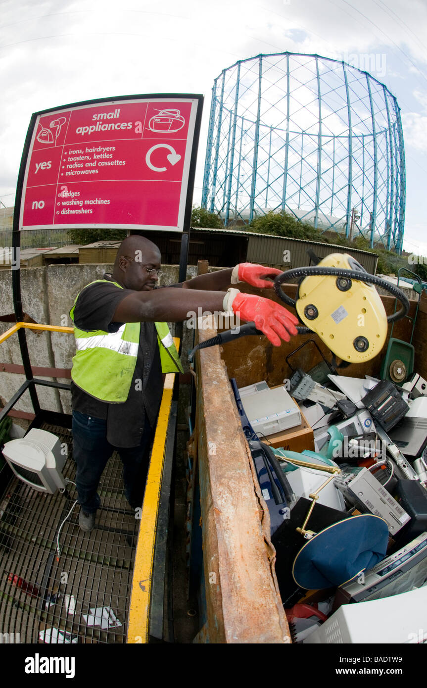 Carril de la fábrica de reciclaje y reutilización en el centro de Croydon trabajador del Consejo británico Isaac fletcher en el contenedor de pequeños electrodomésticos Foto de stock