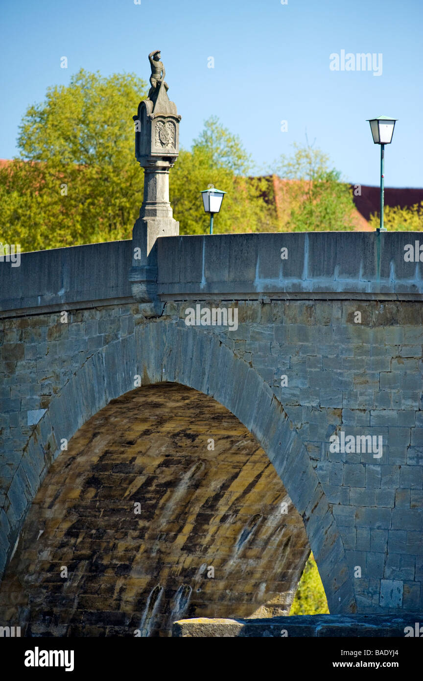 Baviera Regensburg UNESCO patrimonio cultural de la ciudad vieja ciudad ribereña del río Steinerne Brücke antiguo puente de piedra Bruckmandl Foto de stock