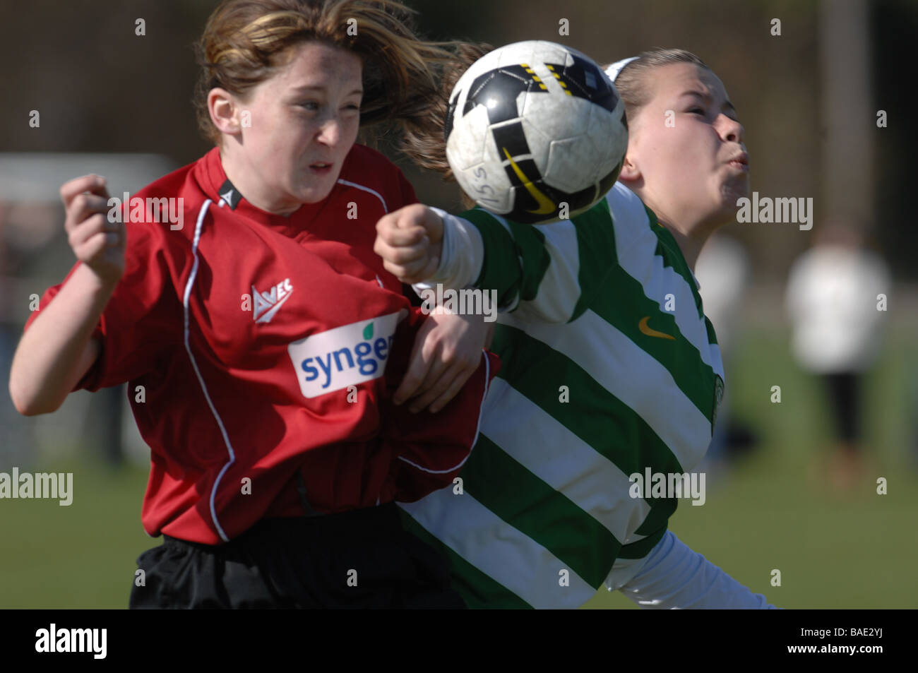 Jóvenes de fútbol fútbol femenino concurso de deportes de acción coincide con partido de fútbol abordar Abordar disparar Foto de stock