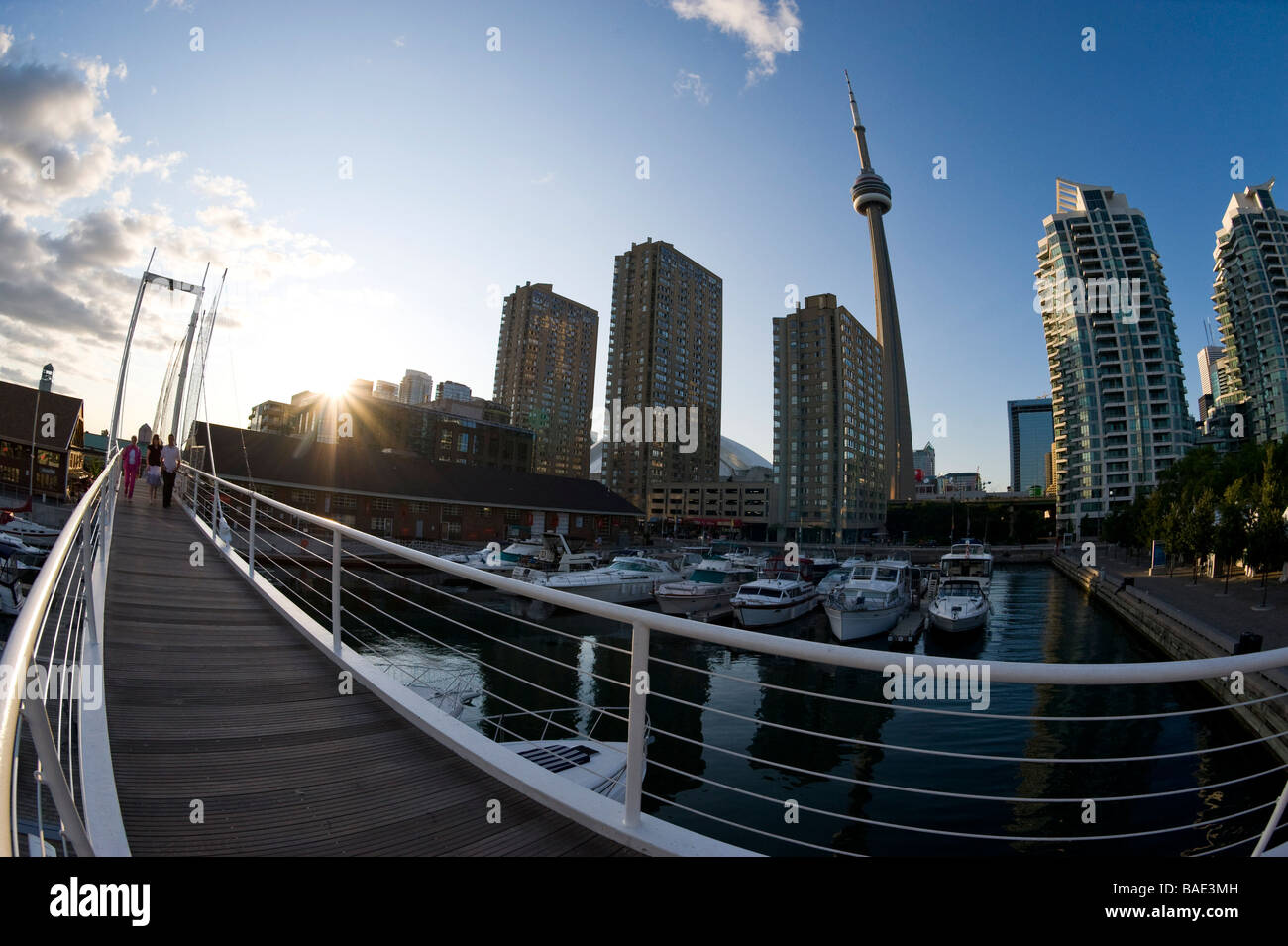 Al anochecer, el Harbourfront en Toronto, Ontario, Canadá Foto de stock