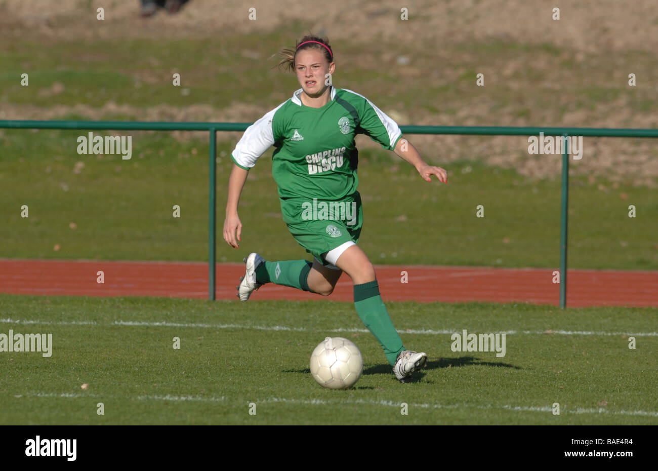 Jóvenes de fútbol fútbol femenino concurso de deportes de acción coincide con partido de fútbol abordar Abordar disparar Foto de stock