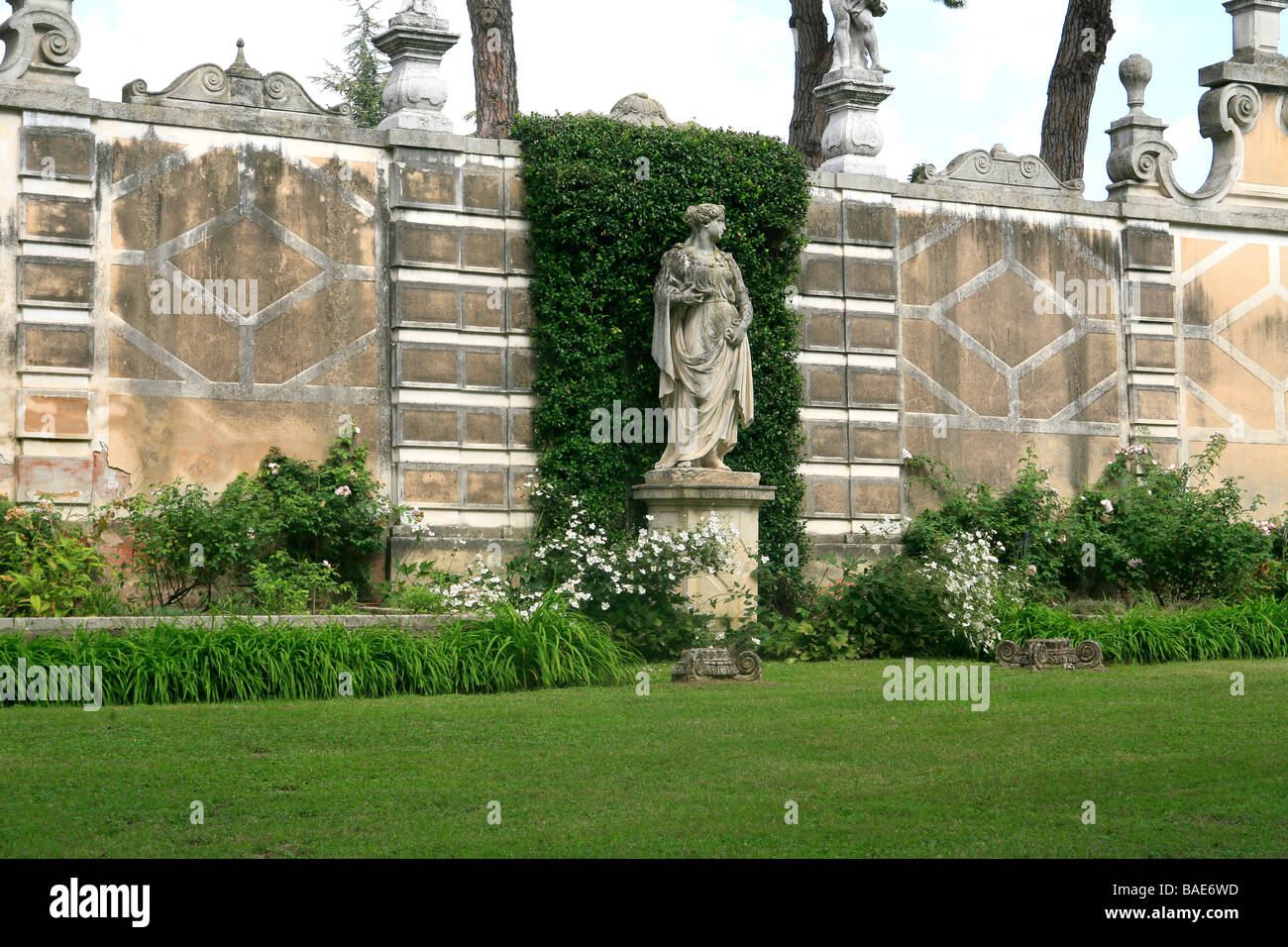 Pared limítrofe con estatuas, Villa Pisani, Stra, Veneto, Italia Foto de stock