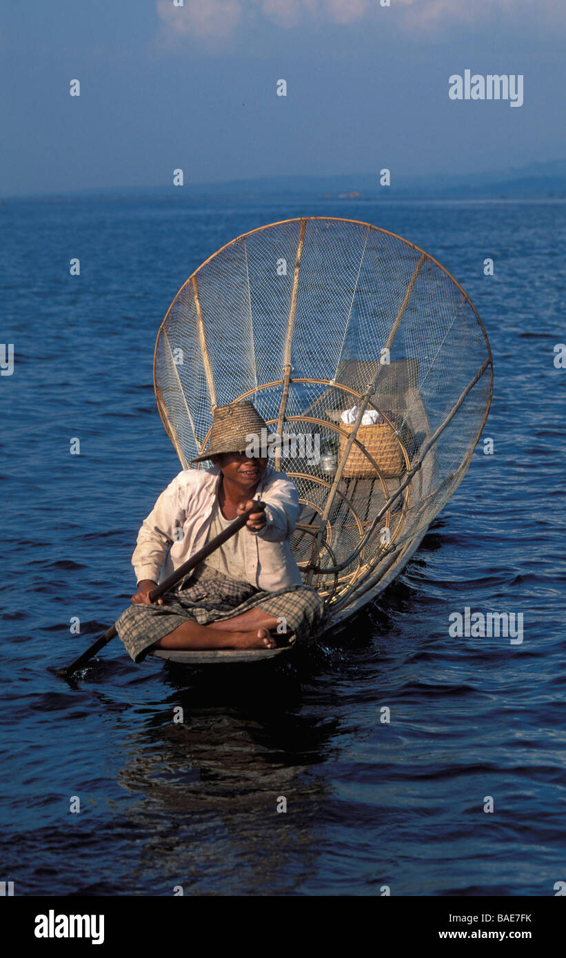 Myanmar (Birmania), el Estado de Shan, el Lago Inle, pescador de la etnia Intha utilizando una gran canasta de pesca cónica Foto de stock