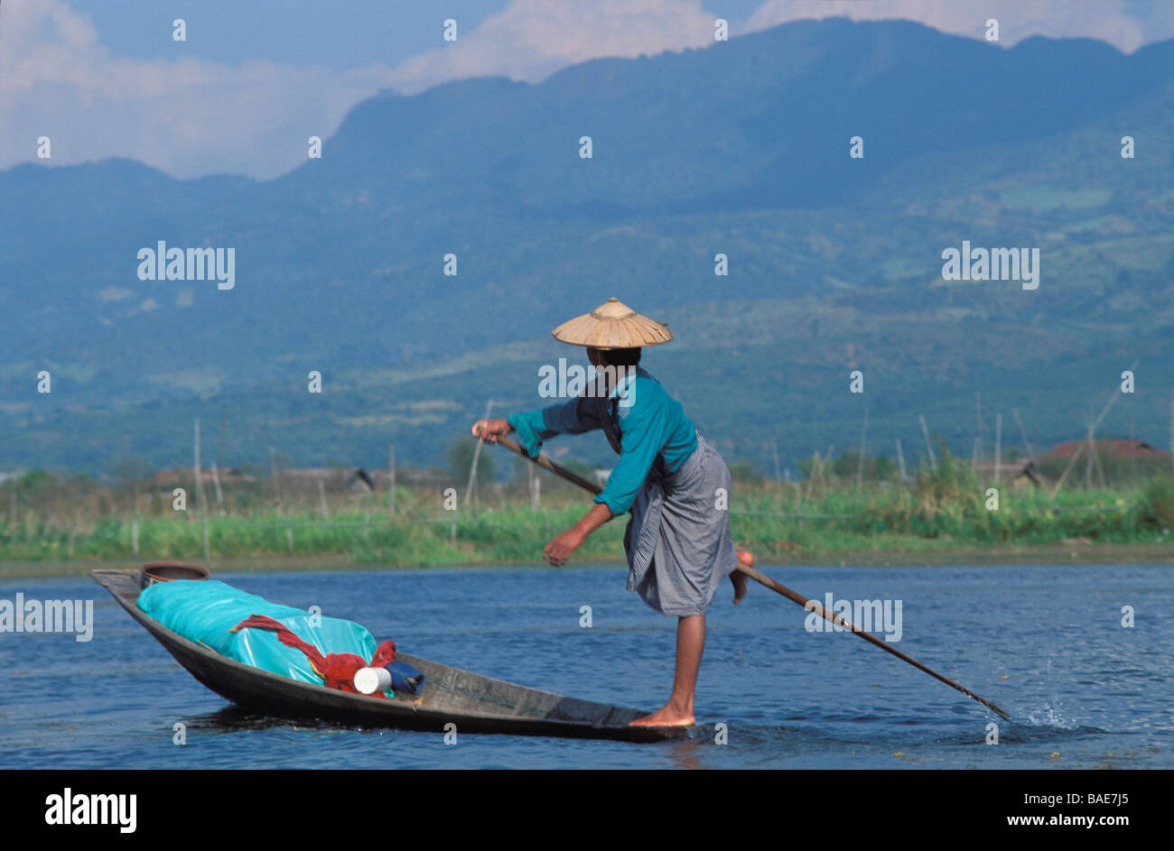 Myanmar (Birmania), el Estado de Shan, el Lago Inle, pescador de la etnia Intha utilizando una gran canasta de pesca cónica Foto de stock