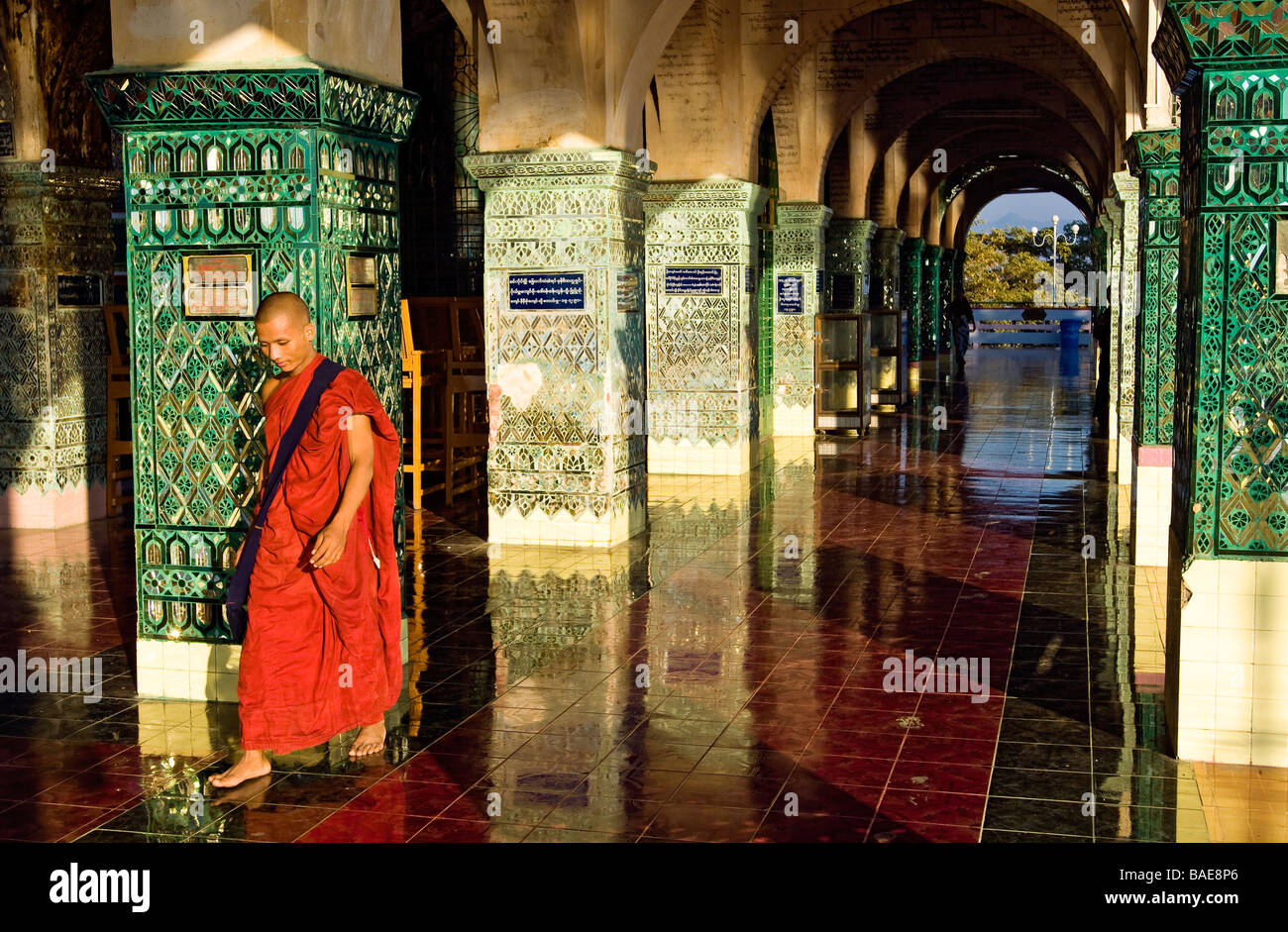 Myanmar (Birmania), la división de Mandalay, Mandalay, la colina de Mandalay, el monje Viciya camina alrededor de columnas cubiertas con mosaicos de vidrio Foto de stock