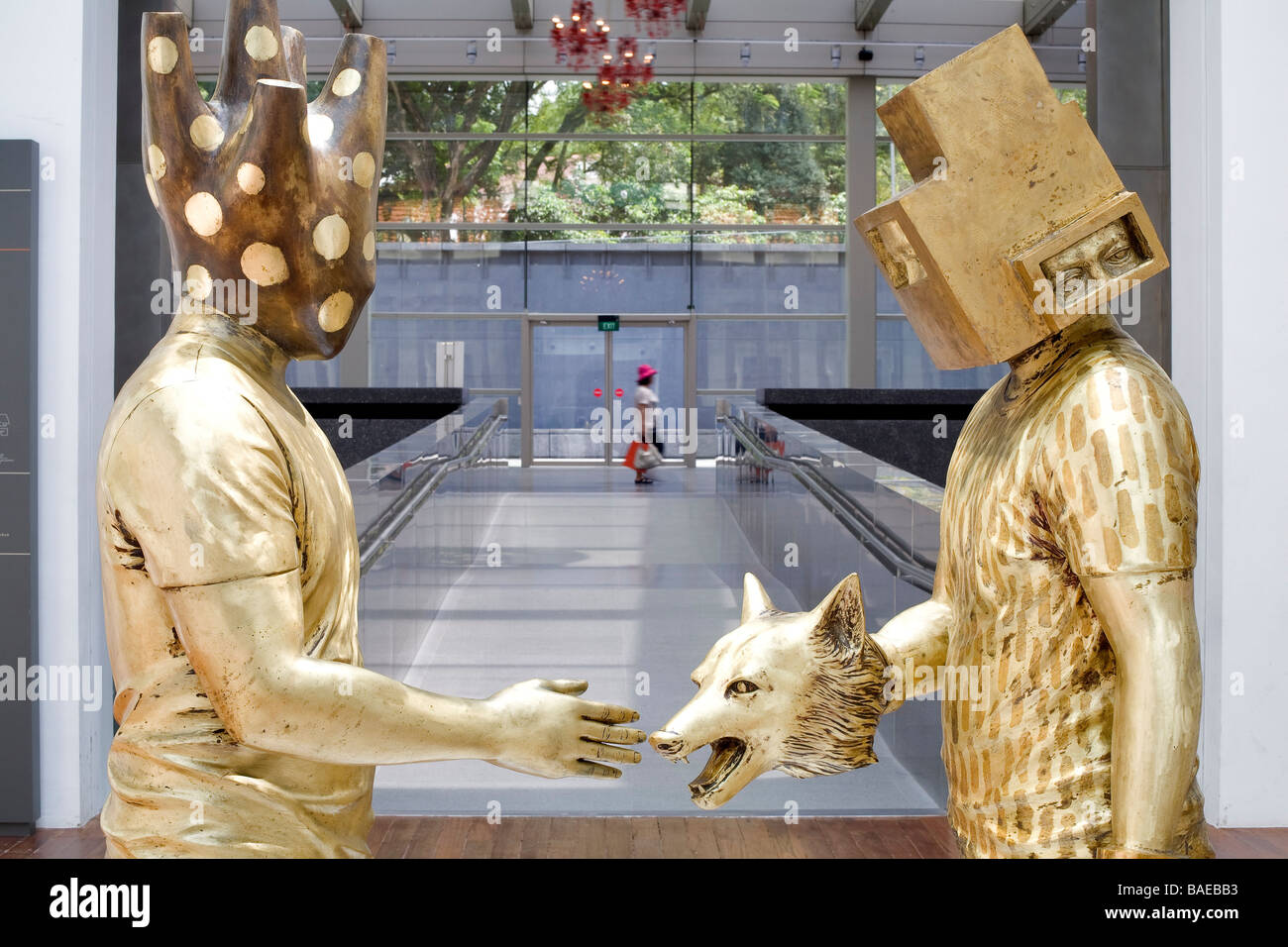 Singapur, el Museo Nacional, una escultura de bronce titulada Eko Nugroho es todo acerca de la coalición Foto de stock