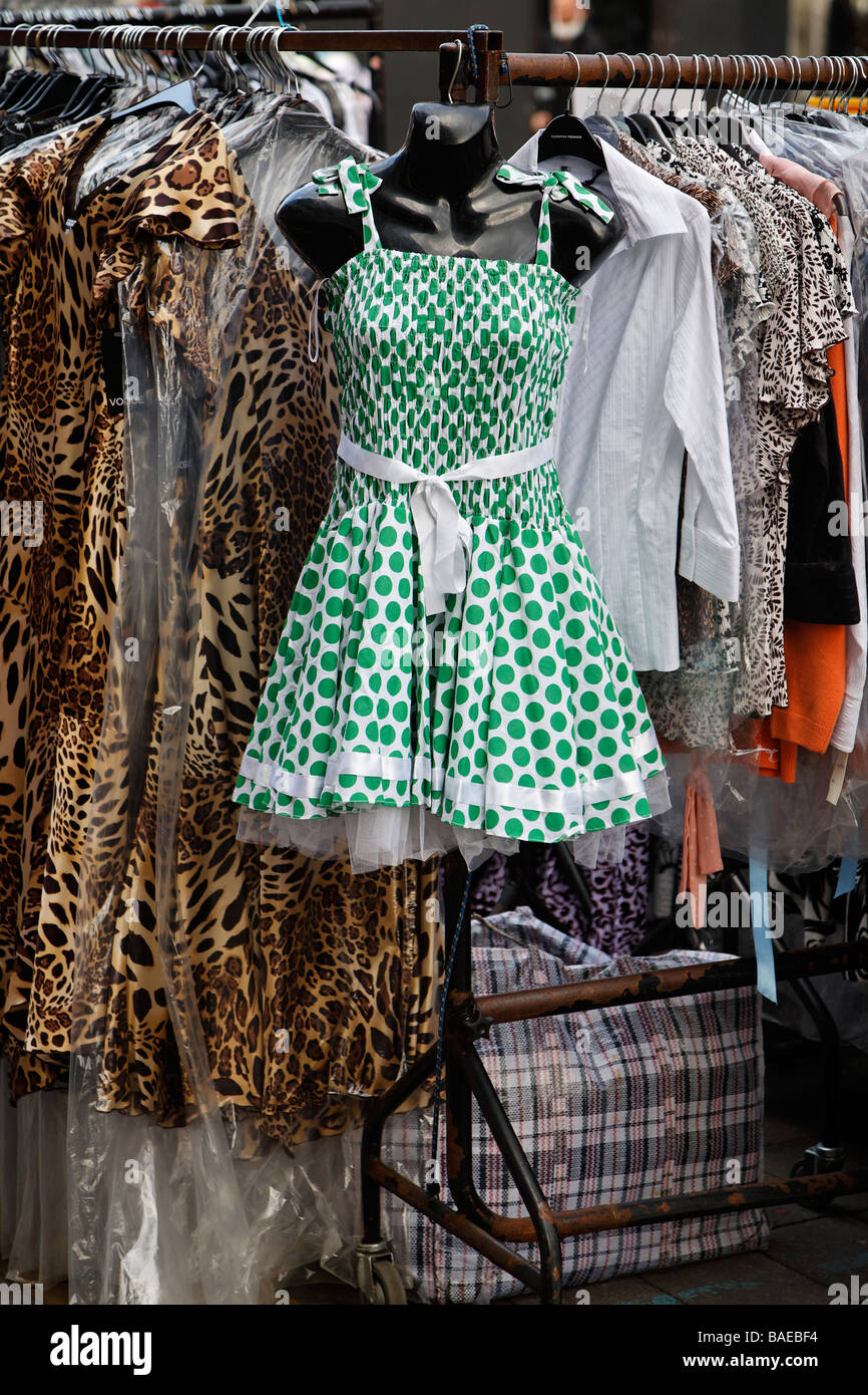 Vestido de lunares verde fotografías e imágenes de alta resolución - Alamy