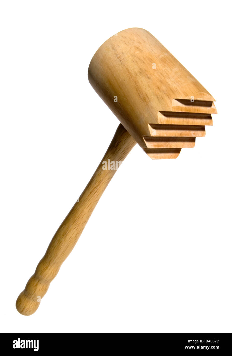 Carne de madera maceta tenderiser aislado en blanco, cabeza de martillo mirando a la derecha, composición vertical Foto de stock