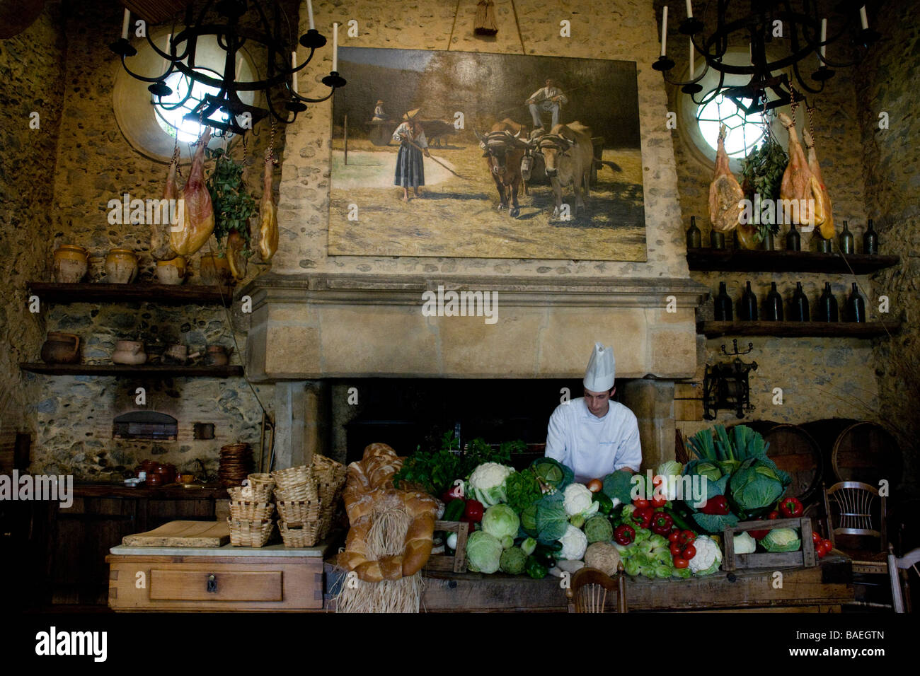 En Chimneypiece Michel Guérard quitándolos del restaurante rústico "La Ferme aux Grives' entre sus hoteles en Eugénie-les-Bains, Francia Foto de stock