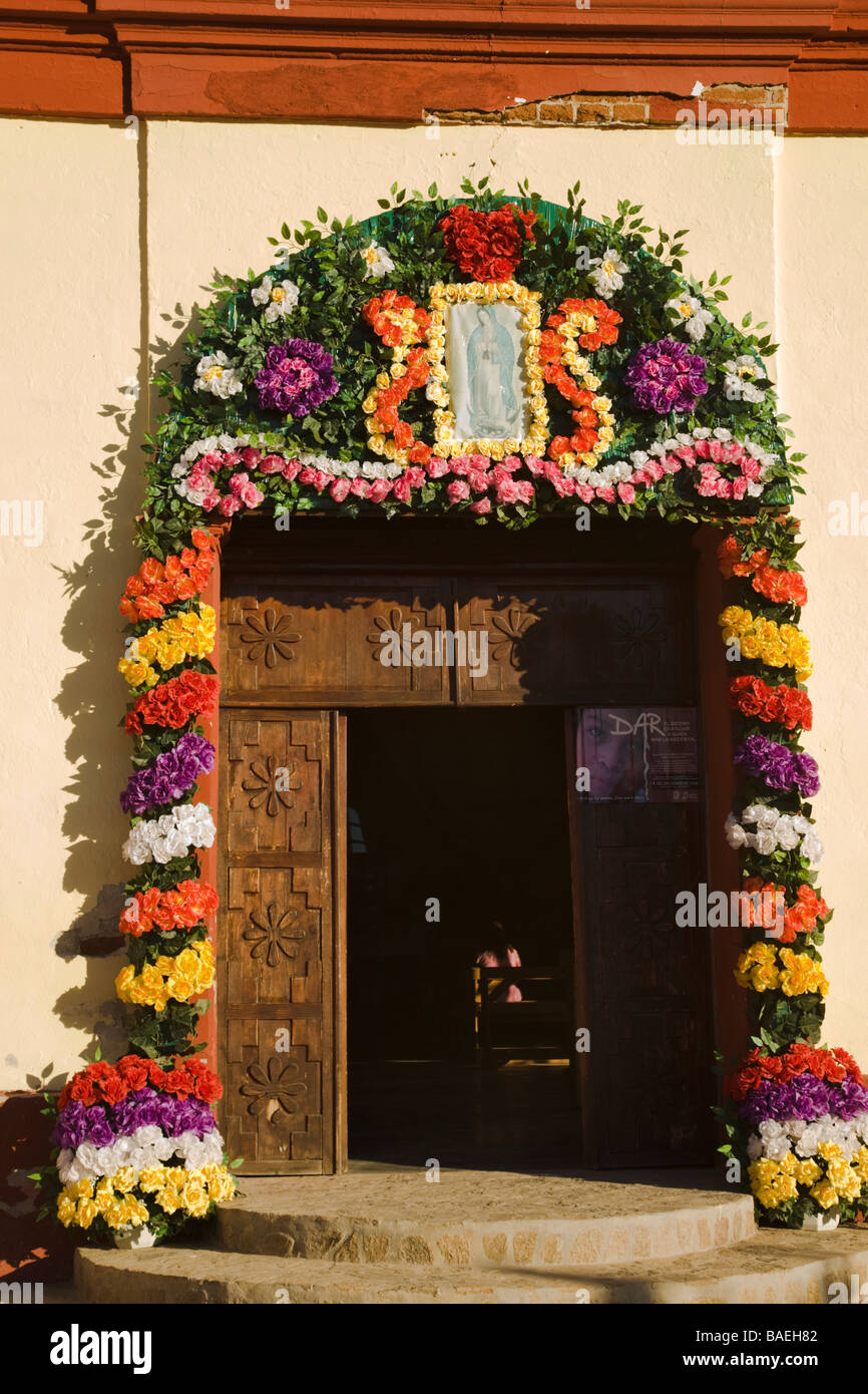 México El Triunfo de la puerta de la Iglesia decorado con flores en la  Parroquia de Nuestra Señora de Guadalupe en la ciudad de la iglesia  construida por mineros Fotografía de stock -