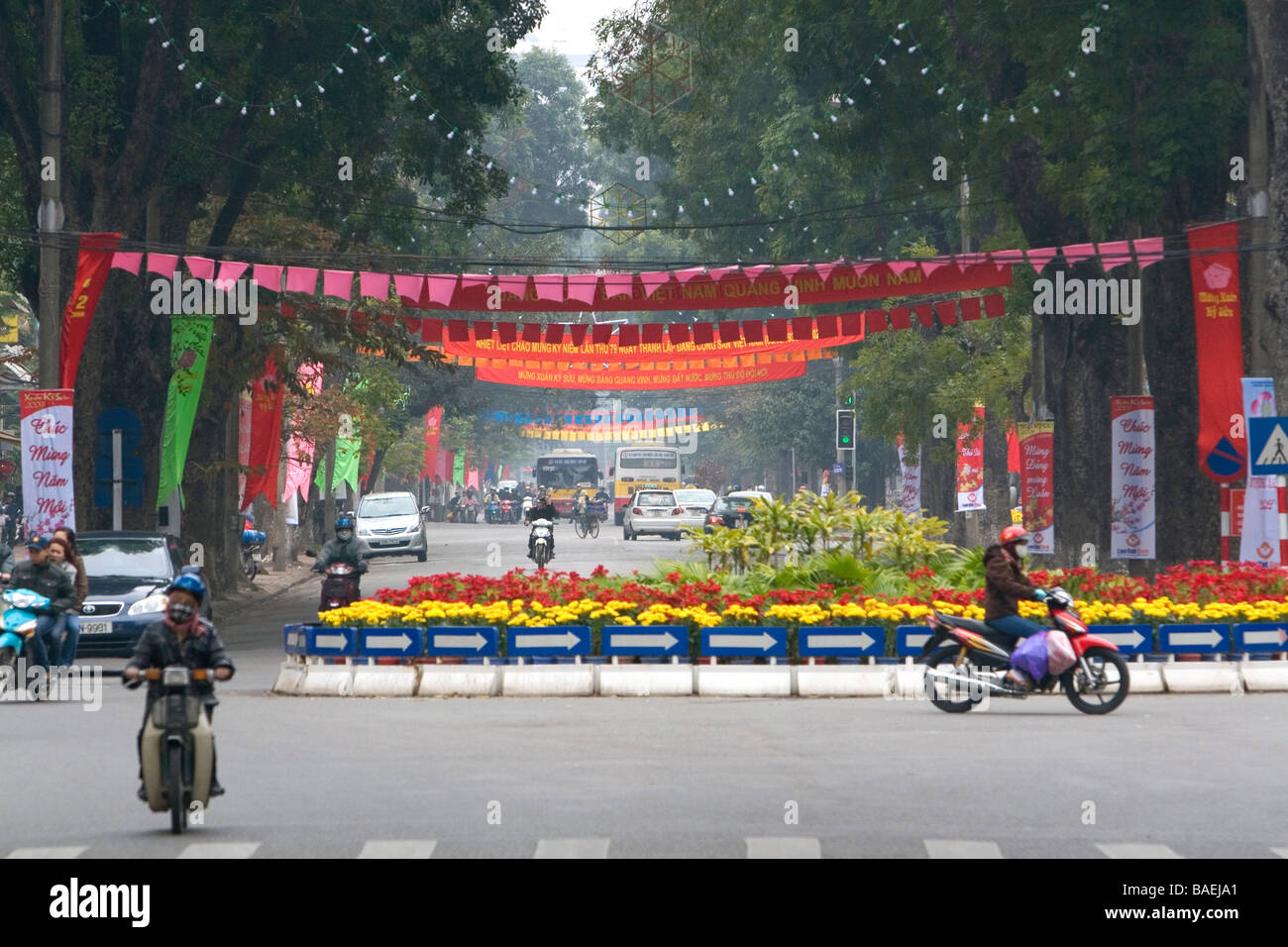Decoraciones para el Tet en Dien Bien Phu street en Hanoi, Vietnam Foto de stock