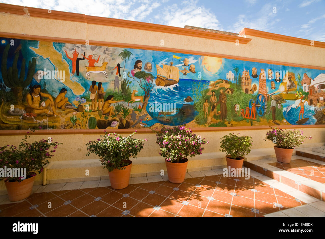 México Todos Santos y murales pintados en la plaza que muestra la historia  de la pequeña ciudad mexicana Fotografía de stock - Alamy