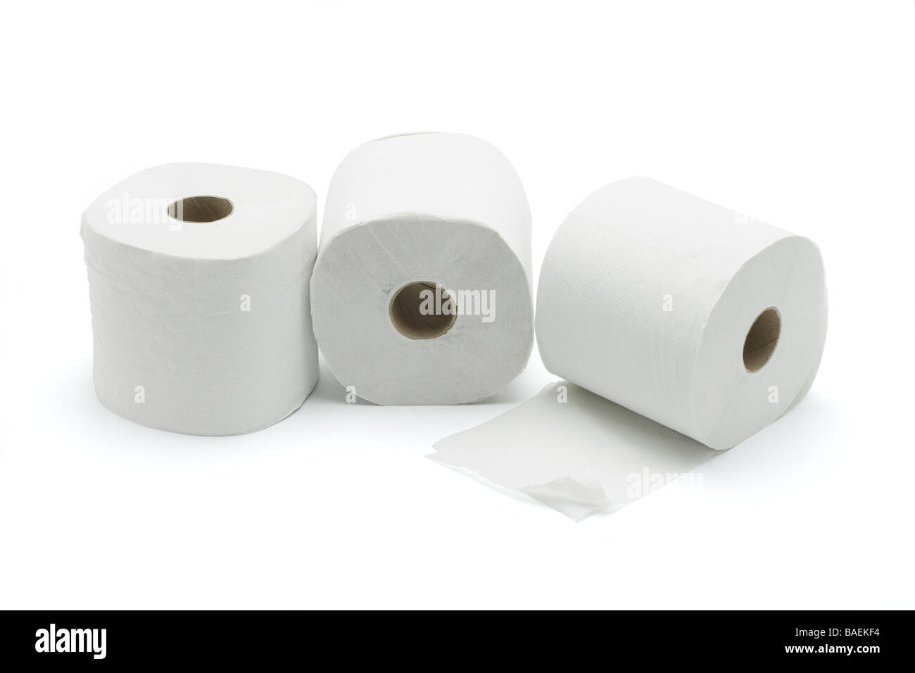 Tres rollos de papel higiénico sobre fondo blanco. Foto de stock