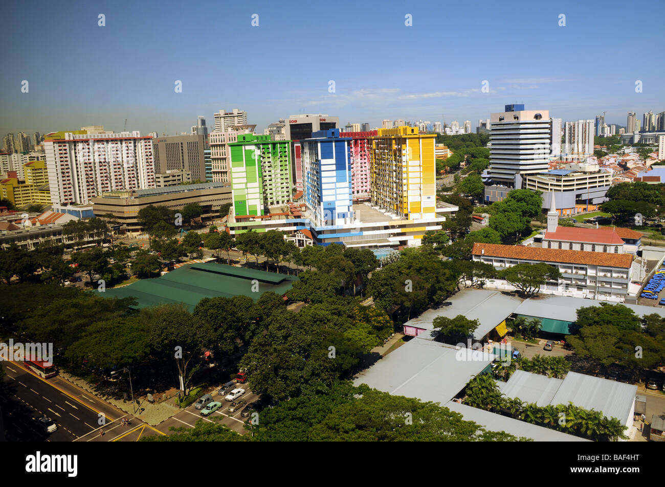 Singapur, un colorido edificio de pisos. Sólo puede crecer hacia arriba ahora, de ahí tantos bloques de torre,y la gente vive en apartamentos solamente Foto de stock