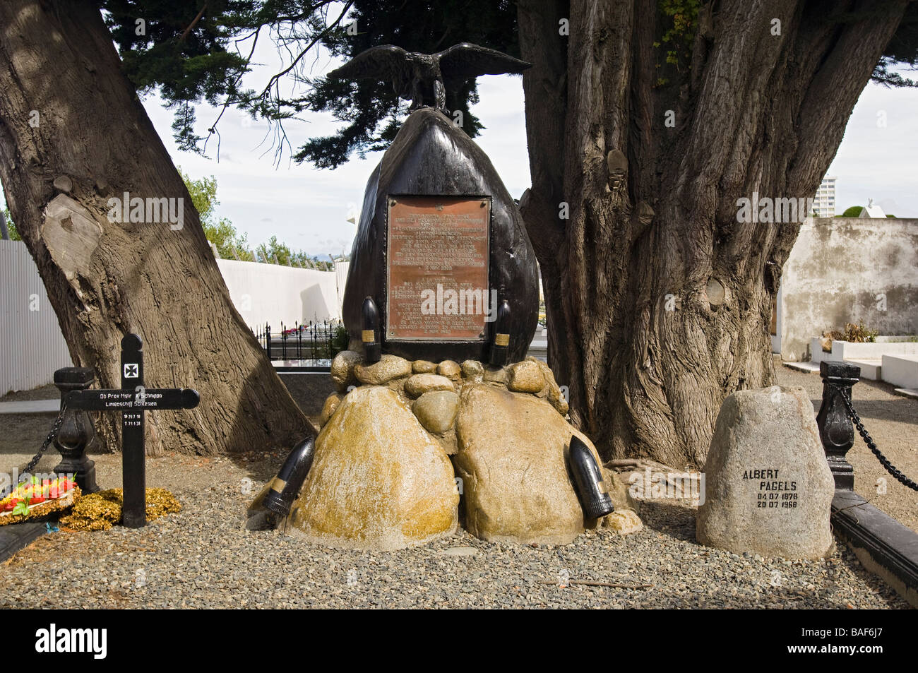 Monumento y tumba para el Almirante Graf Spee en el histórico Cementerio Municipal de Punta Arenas, Chile, Sudamérica. Foto de stock