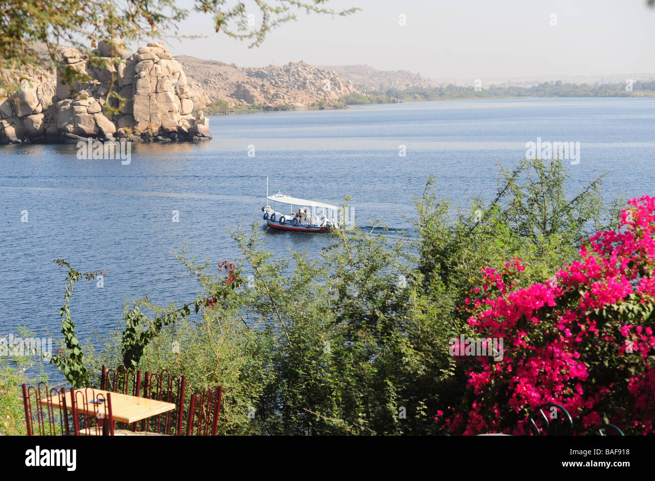 África Egipto Templo de Philae, cerca de Asuán templo de Isis un ferry shuttle runs turistas hacia y desde la isla Foto de stock