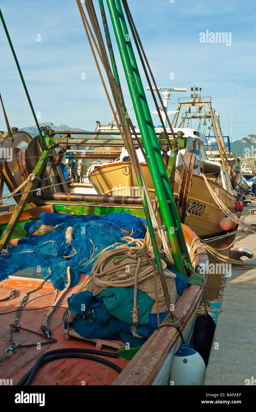 Barcos de pesca con redes de verde y azul en primer plano el Puerto Andratx Mallorca Baleares España | Fischerboote grüne und blaue Netze Foto de stock