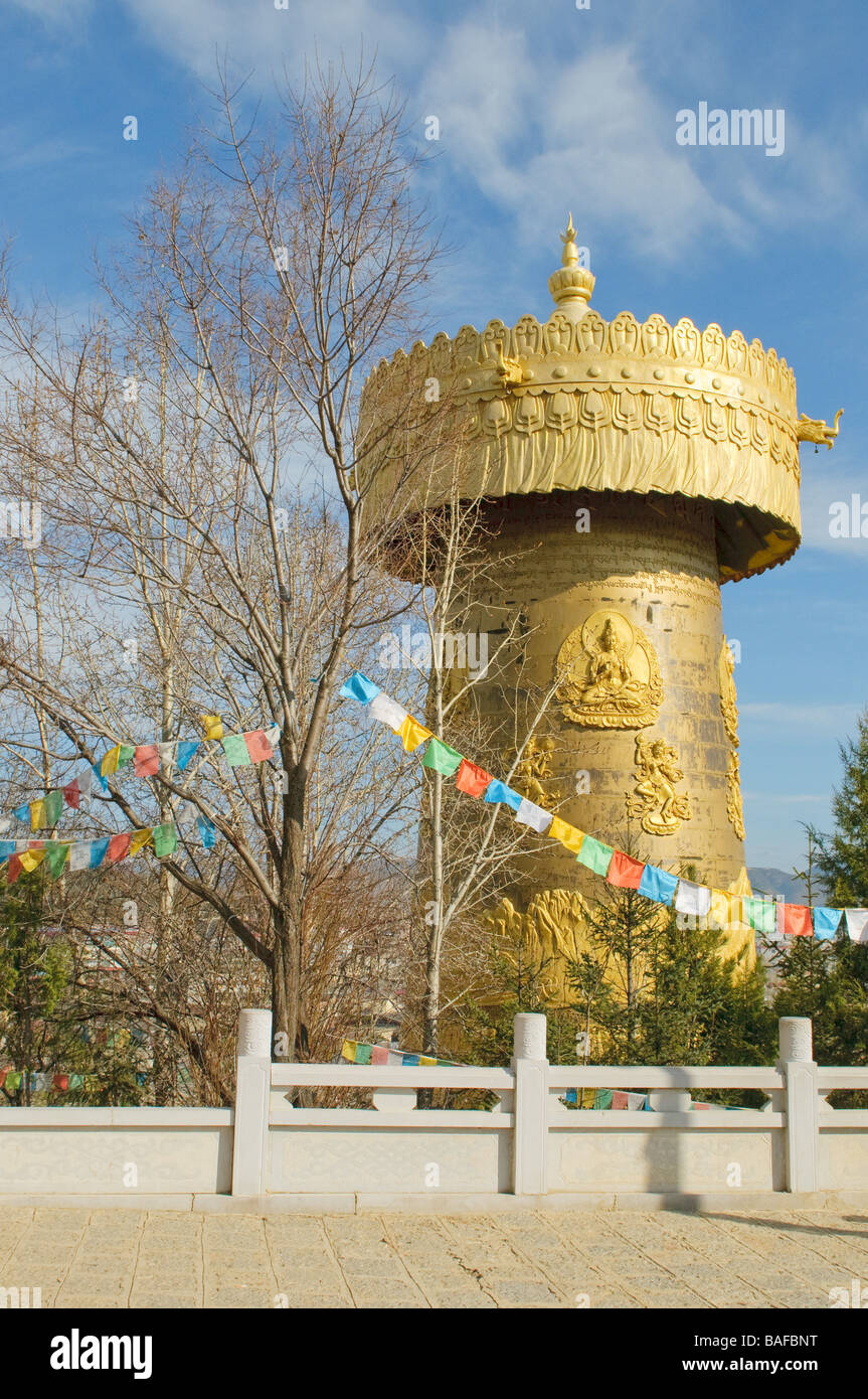 La rueda de oración tibetano más grande en el mundo shangri la china Foto de stock