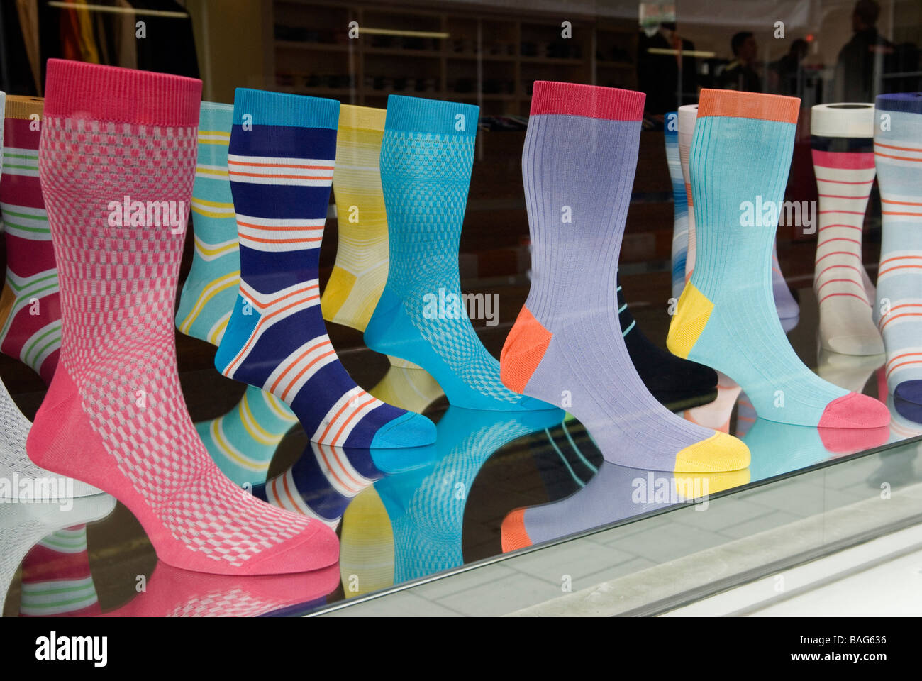 Mens moda calcetines en la tienda de departamentos de la ventana central de Londres Inglaterra HOMER SYKES Foto de stock