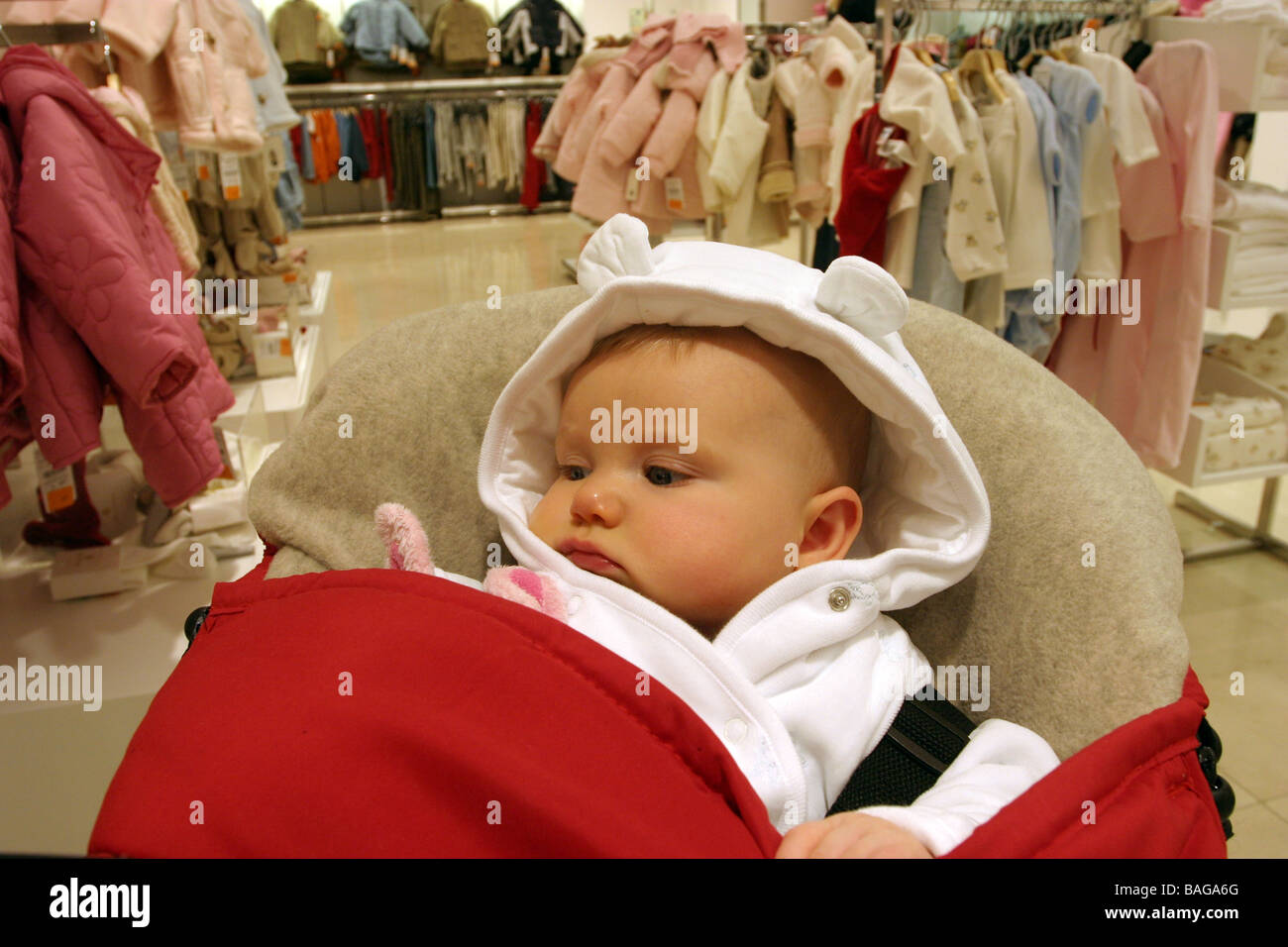 En una tienda de ropa de bebé Foto de stock