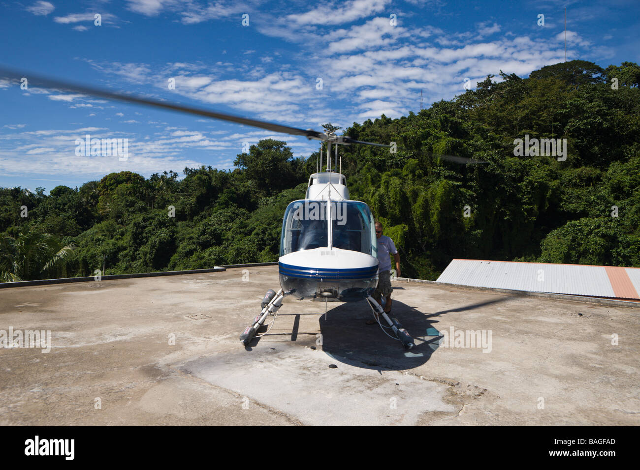 Ofrecer vuelos en helicóptero sobre las Islas Palau Micronesia, Palau Foto de stock