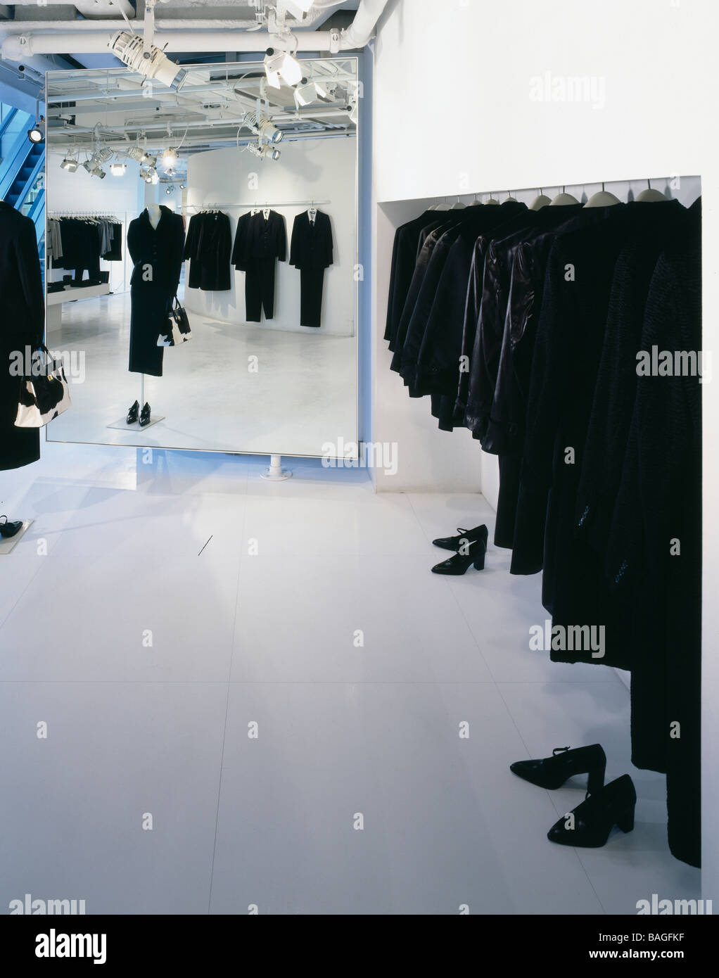 Dkny tienda vista mostrando pared transversal ferroviaria longitud ropa negra free standing vestido maniqui zapatos dkny bond Fotografía de stock - Alamy