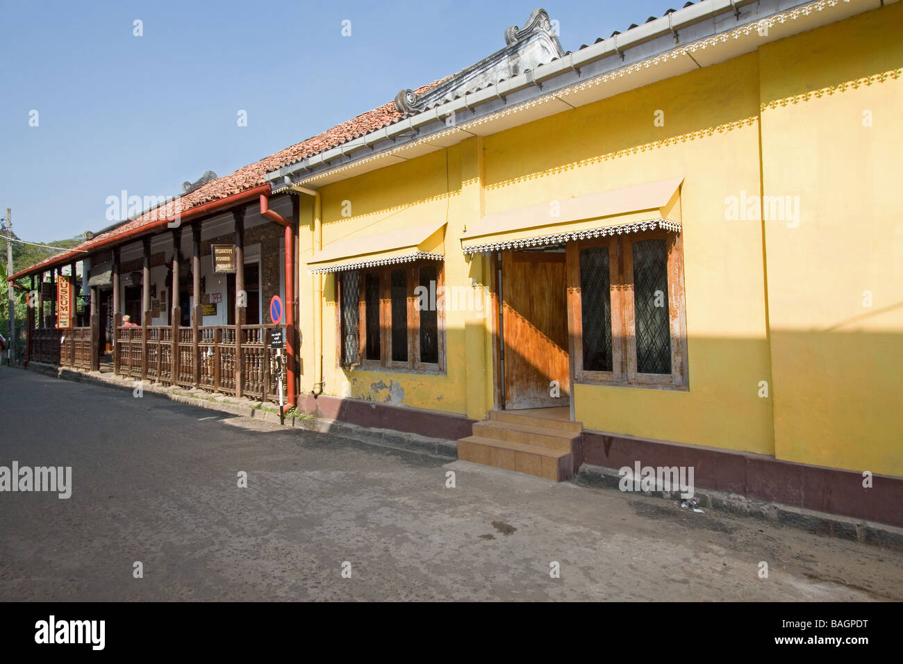 Vista de una calle típica en el antiguo fuerte Holandés en Galle, Sri Lanka, con edificios antiguos y artefactos. Foto de stock