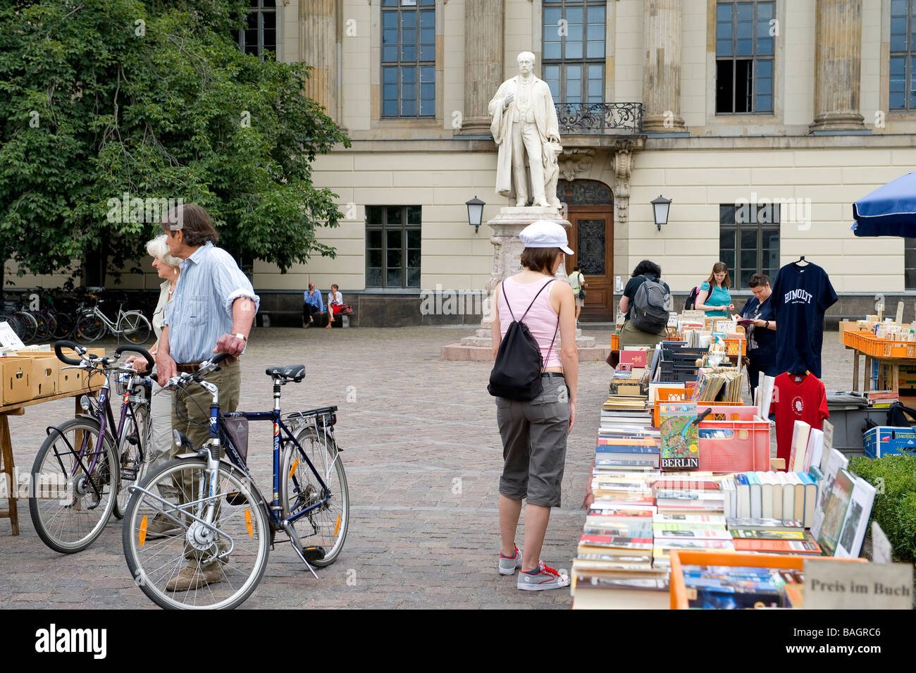 Alemania, Berlín Mitte, el bulevar Unter den Linden, libreros de la Universidad Humboldt Foto de stock