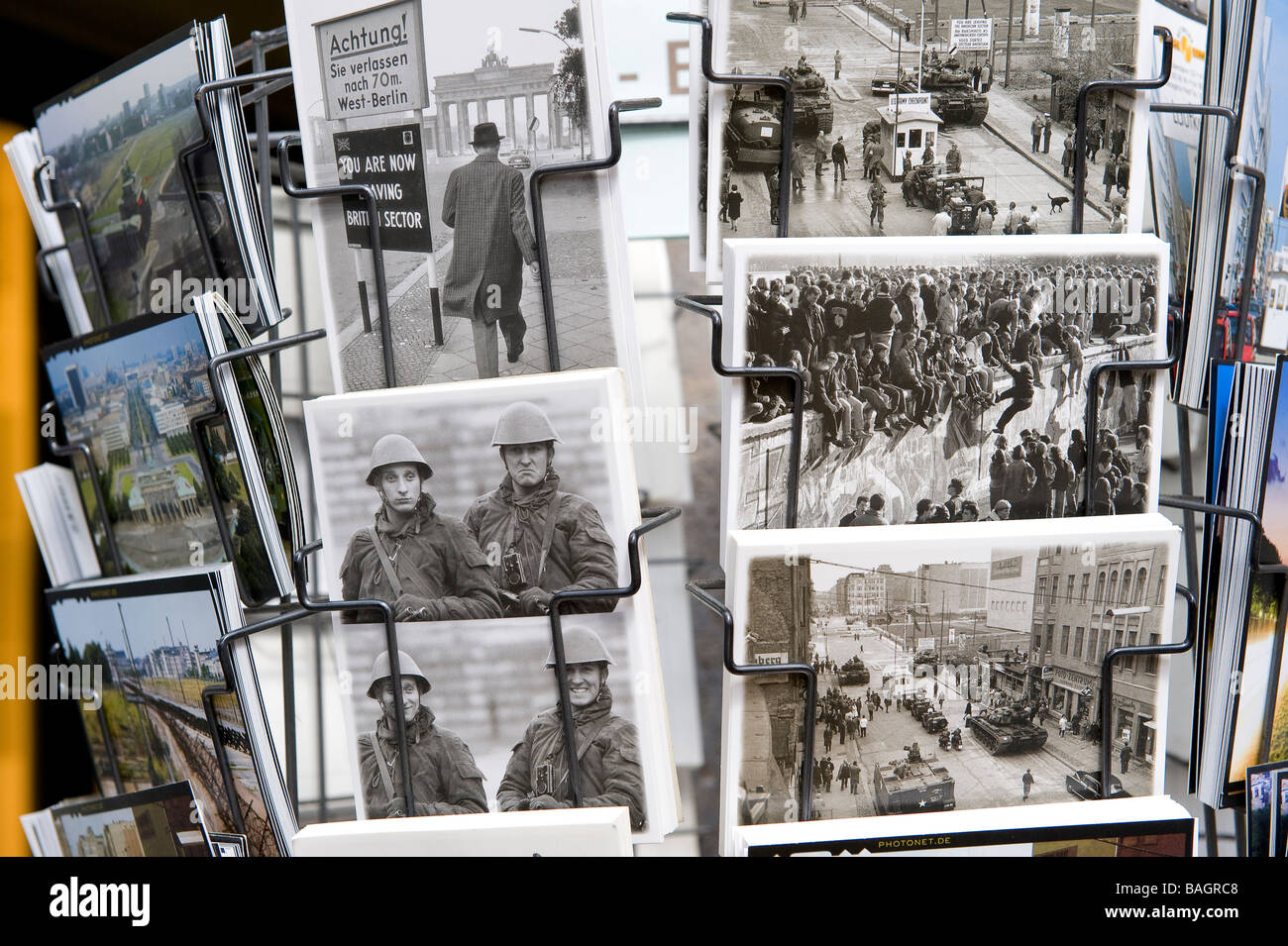 Alemania, Berlín Mitte, postales sobre el boulevard Unter den Linden Foto de stock