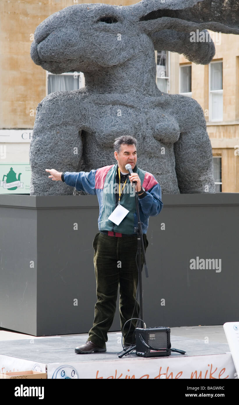 Un stand-up cómico realiza delante de una escultura de Sophie Ryder en la primera semana de la comedia La Abadía de Bath: Cementerio, Bath, RU Foto de stock