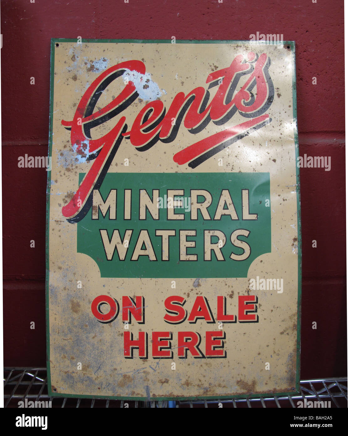 Esmalte de antigüedades un cartel publicitario para caballeros Agua Mineral. Foto de stock