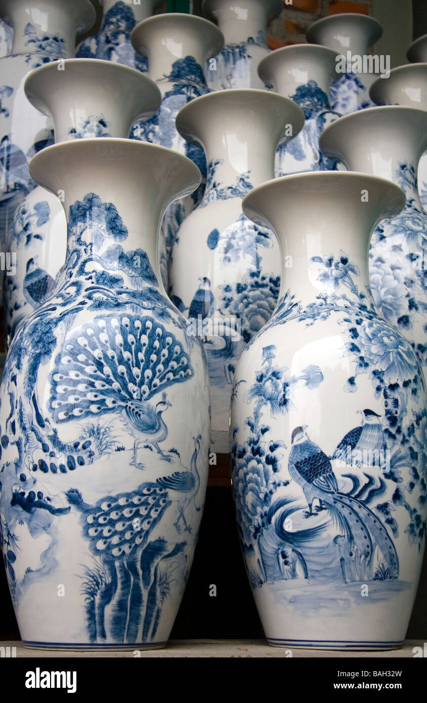 Vasijas de cerámica pintada en la fábrica de cerámica Thai Son cerca de Ha Long, Vietnam Foto de stock