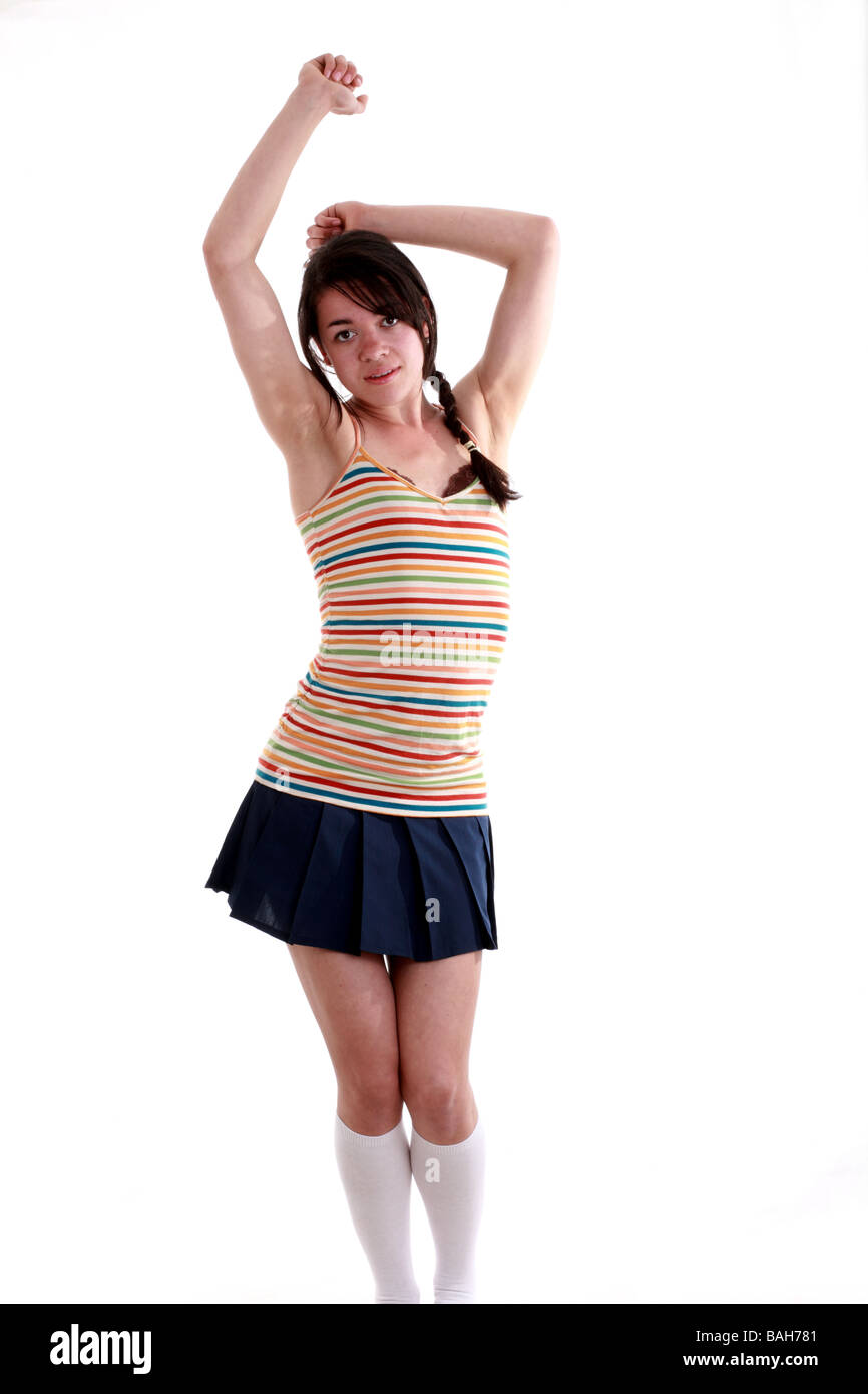 Jovencita 'fashion' posando en una falda corta con calcetines Fotografía de stock - Alamy