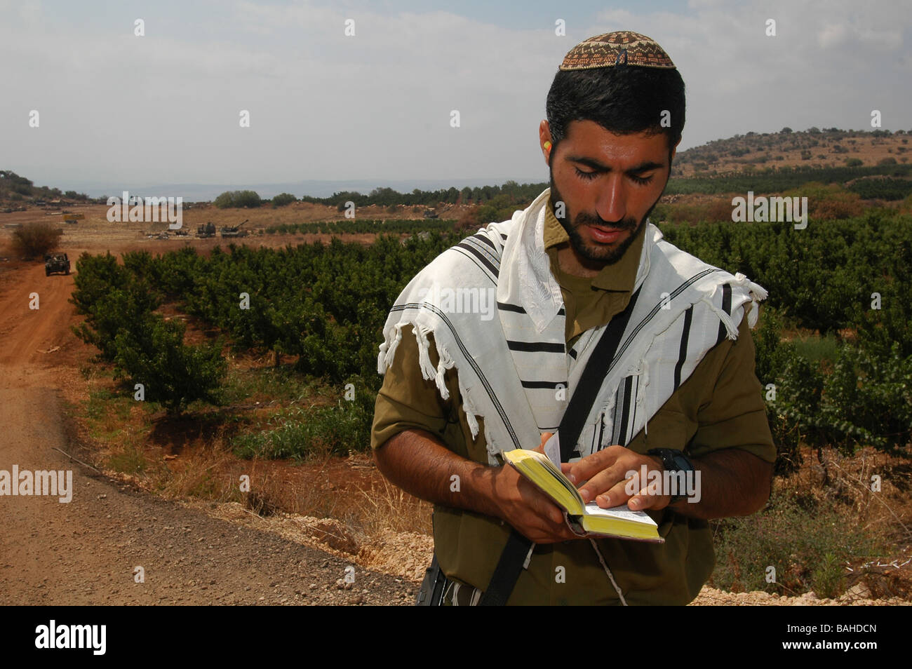 [Imagen: un-soldado-israeli-idf-religiosa-envuelt...bahdcn.jpg]