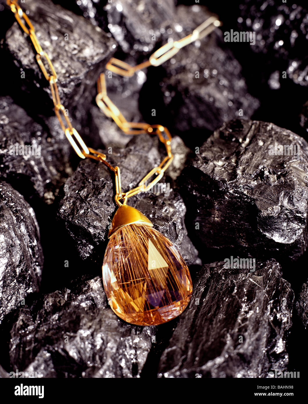Ajuste de la cadena de oro y piedras preciosas Womens joyas diseñadas por  Ben Día Fotografía de stock - Alamy