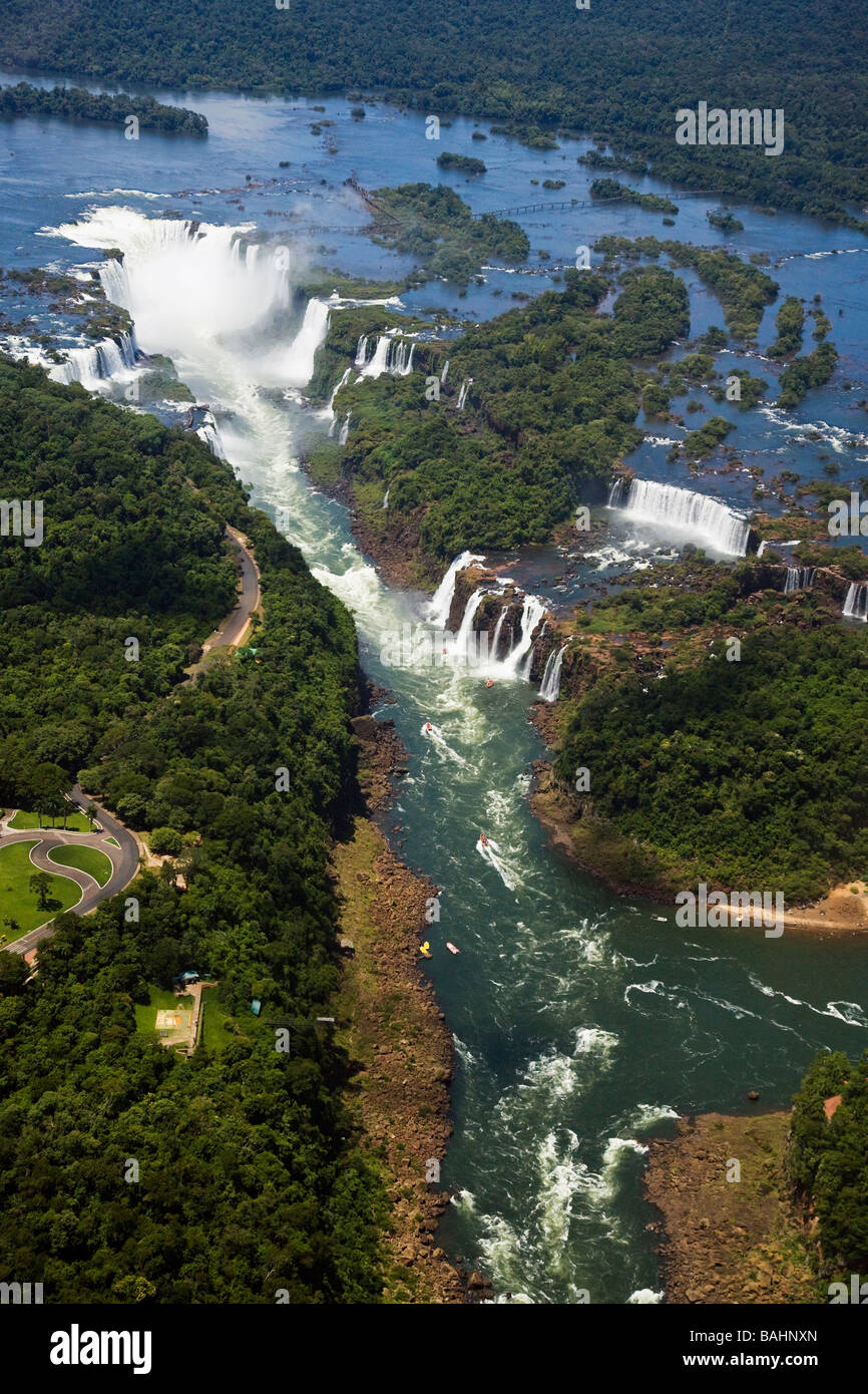 Las espectaculares Cataratas del Iguazú ubicadas en Brasil, Argentina y Paraguay en América del Sur. Foto de stock