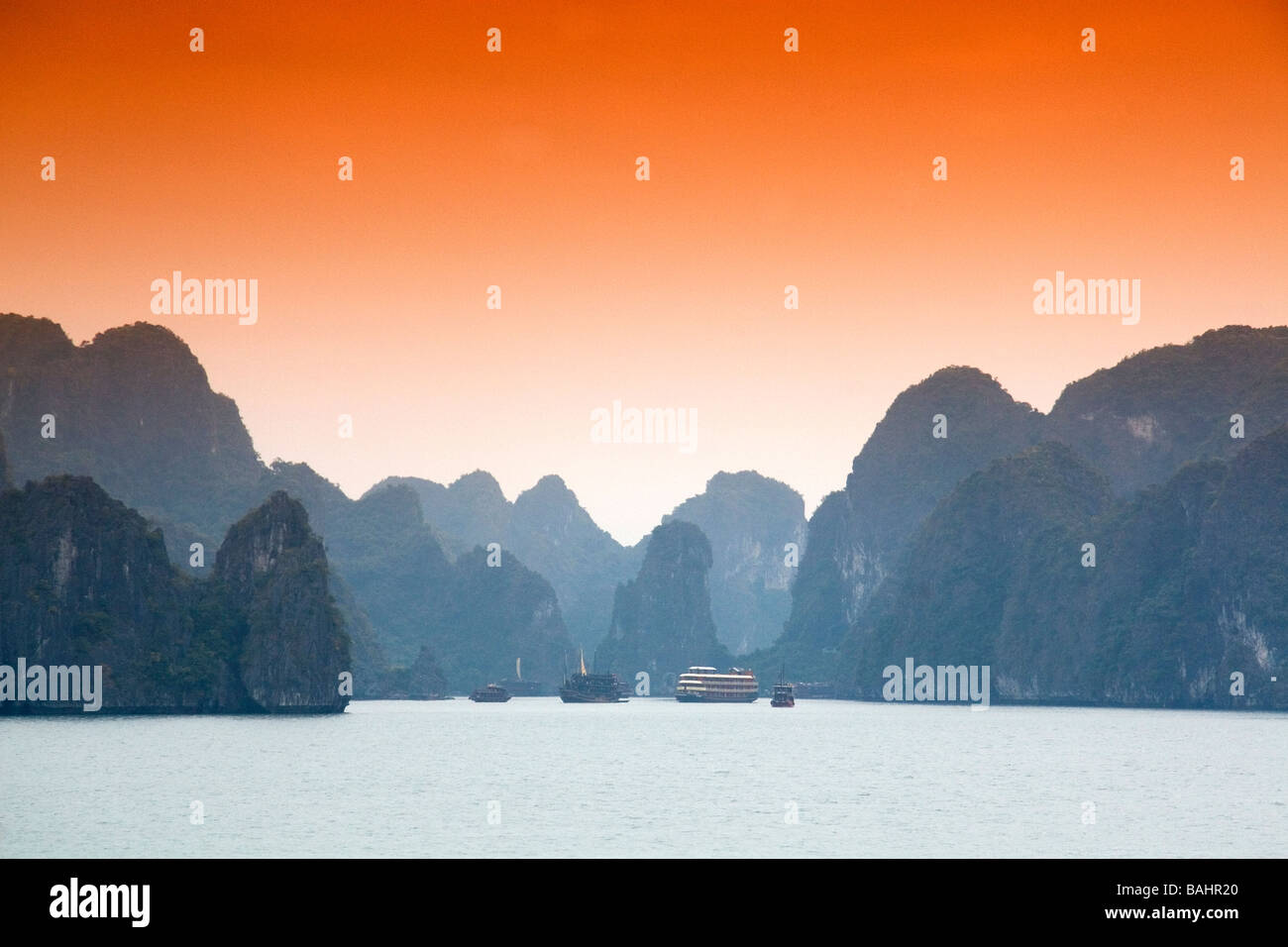 Misty mañana vistas de la bahía de Ha Long, Vietnam Foto de stock