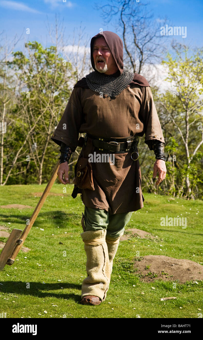 Un hombre vestido con trajes de época narra la historia de William Wallace  a los turistas, la Ciudad de Stirling, Escocia Fotografía de stock - Alamy