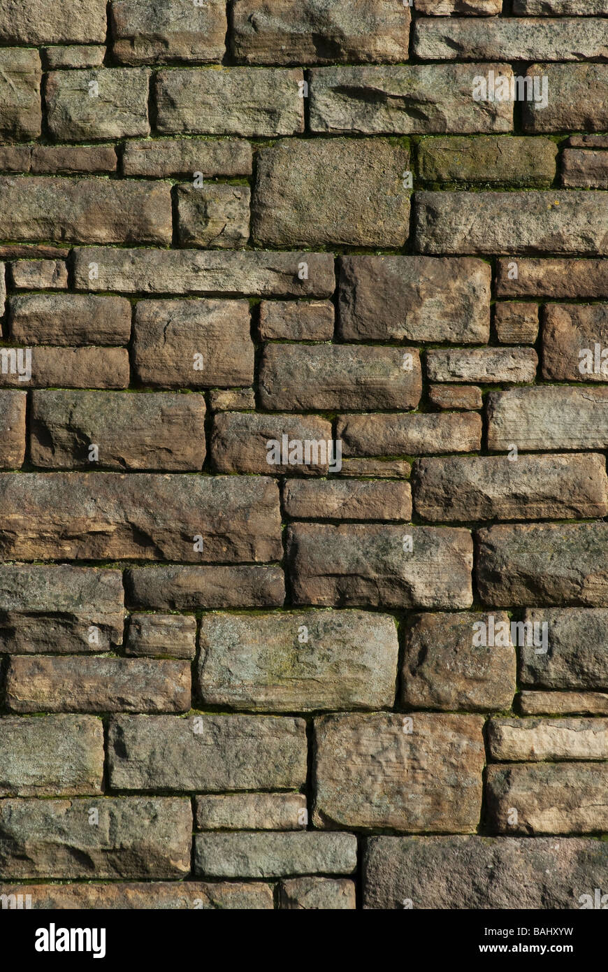 Una pared hecha de ladrillos de piedra natural Fotografía de stock - Alamy