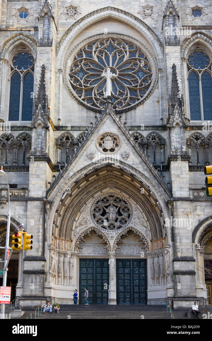Puerta de entrada principal enanos turistas Catedral de San Juan el Divino de Nueva York Foto de stock