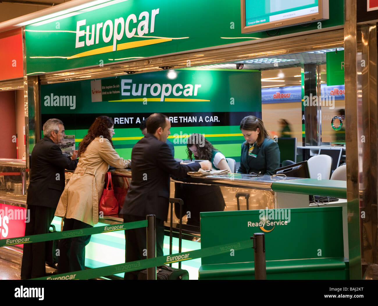 La gente en el mostrador de alquiler de coches en el aeropuerto de Palma de  Mallorca, España Fotografía de stock - Alamy