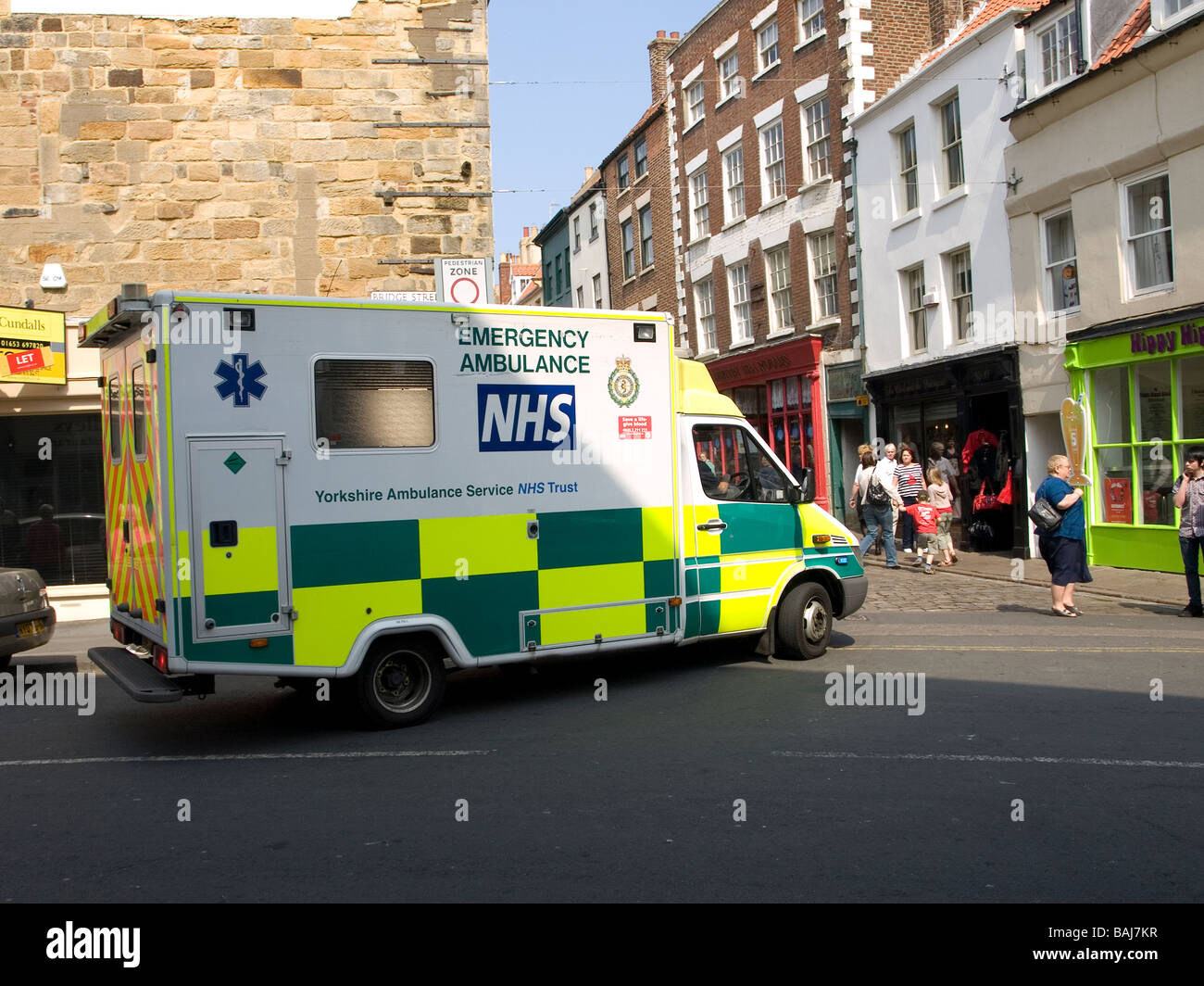 NHS emergencia ambulancia de guardia se convierte en una calle angosta en Whitby UK Foto de stock