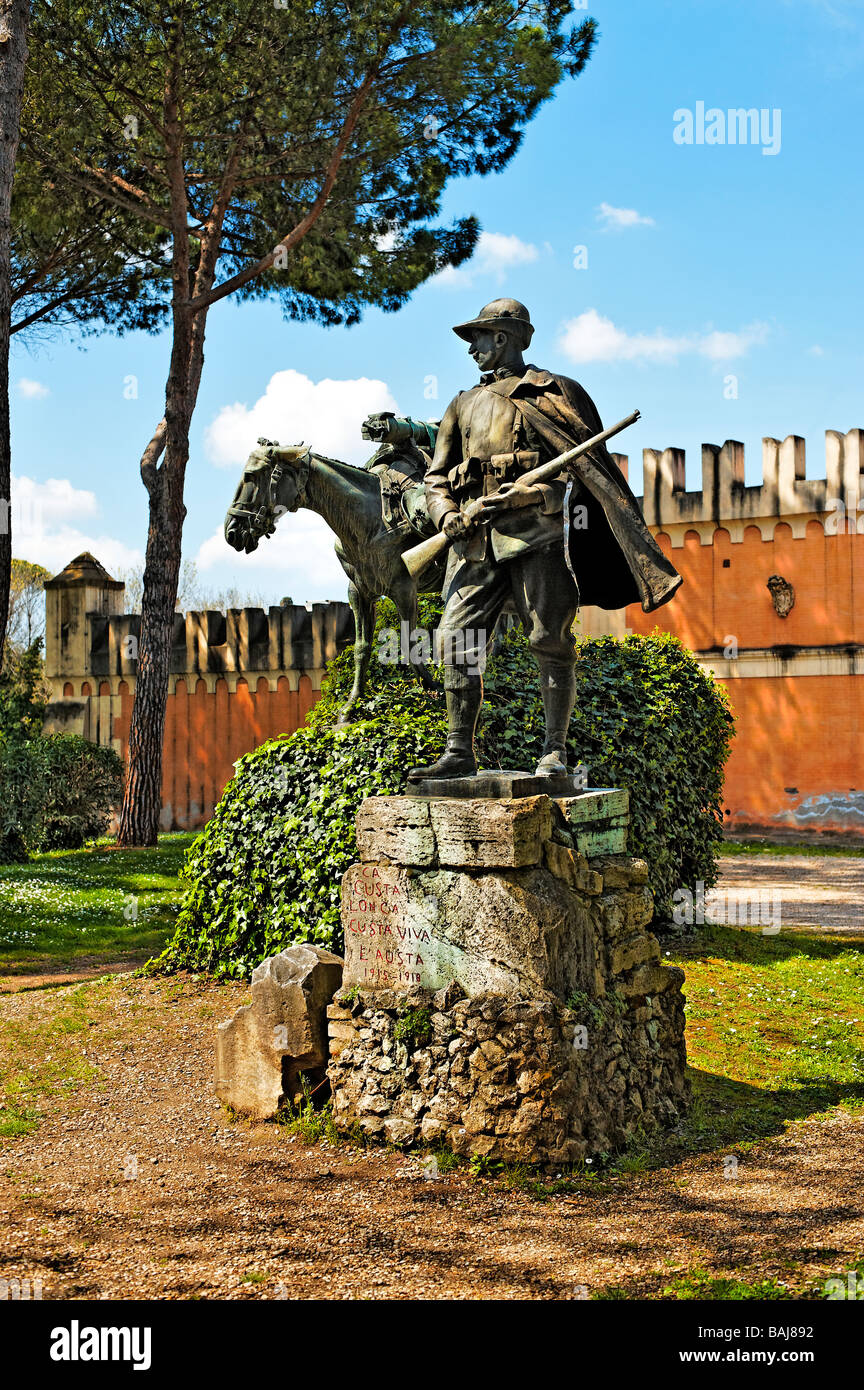 Memorial de la guerra italiana en jardines Borghese en Roma Foto de stock
